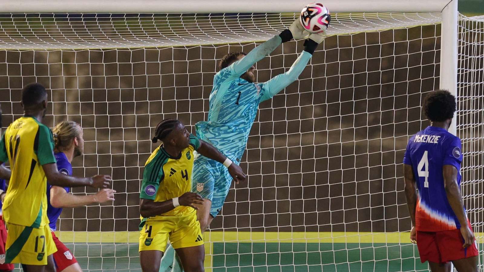 配到隊友腳 配到隊友腳