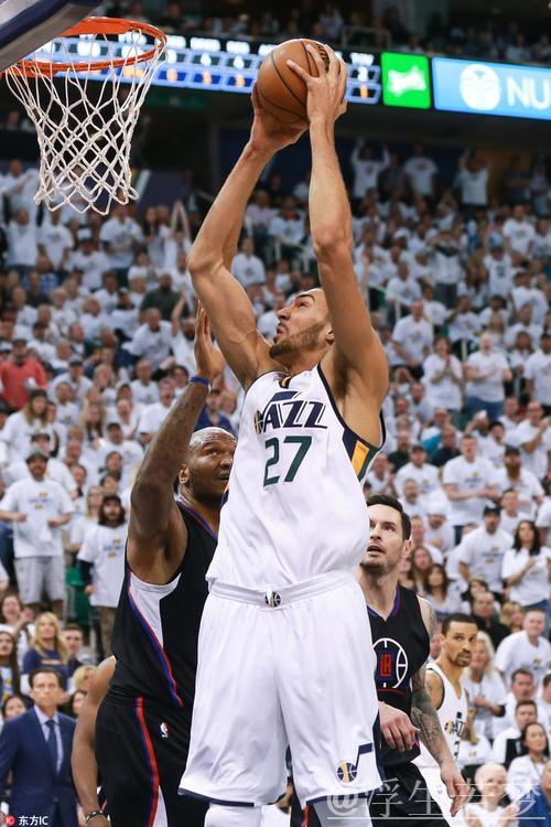 麦克丹尼尔斯妙传 戈贝尔双手扣篮打成2+1 麦克丹尼尔斯妙传 戈贝尔双手扣篮打成2+1